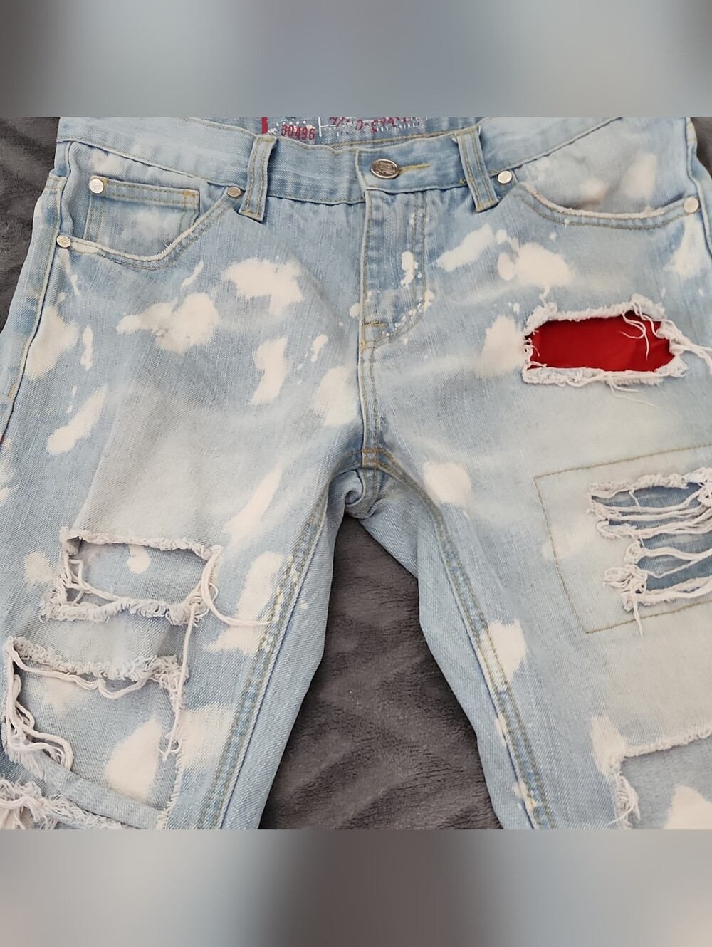 Light Blue Distressed Men’s Jeans with Bleach-Effect